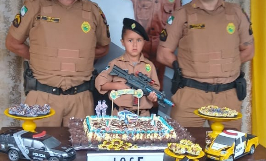 PMs de Almirante Tamandaré (PR) participam de aniversário de pequeno fã da Corporação