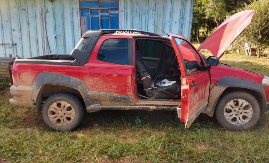 PCPR recupera defensivos agrícolas e apreende armas e veículo roubado em Irati