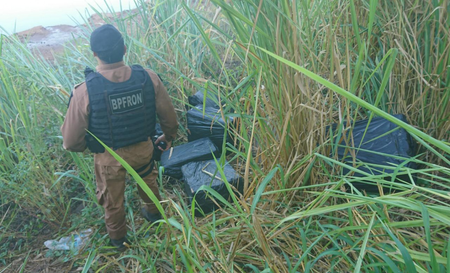 BPFron apreende 1,1 mil pacotes de cigarros em porto clandestino de Foz do Iguaçu