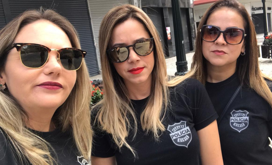 Policiais civis participam de manifestação contra violência no dia da mulher