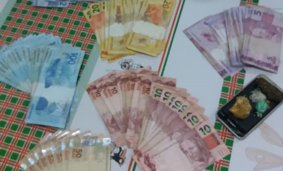 PM prende trio, apreende drogas e mais de R$ 2,4 mil no Sudeste do estado após denúncia