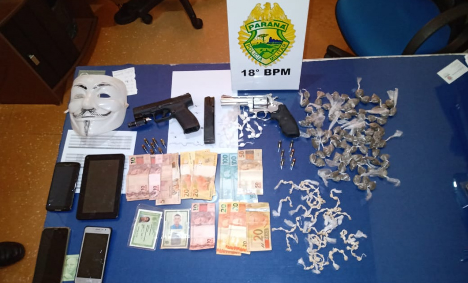 No Norte do estado, PM cumpre Mandado Judicial, encaminha cinco pessoas e apreende duas pistolas