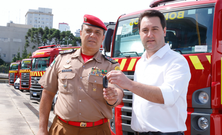 O governador Carlos Massa Ratinho Junior entregou nesta quarta-feira (18) 200 novas viaturas para as forças de segurança pública. O investimento de R$ 33 milhões contempla a Polícia Militar, a Polícia Civil e o Corpo de Bombeiros. A entrega é parte de um amplo pacote de novos veículos para a renovação da frota estadual e tem como intuito primordial combater a violência e agilizar os serviços administrativos. Nesse momento, no entanto, os veículos vão apoiar ações em conjunto com a sociedade civil para conte