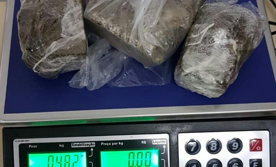 Agentes penitenciários do Setor de Operações Especiais (SOE) e do do Grupo de Segurança Interna (GSI) de Maringá prenderam um homem que estava arremessando ilícitos para dentro da Casa de Custódia de Maringá (CCM). O caso, ocorrido na madrugada desta segunda-feira (09/03), resultou na apreensão de maconha, fumo, celulares e um carregador.