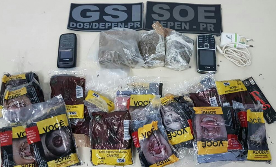 Agentes penitenciários do Setor de Operações Especiais (SOE) e do do Grupo de Segurança Interna (GSI) de Maringá prenderam um homem que estava arremessando ilícitos para dentro da Casa de Custódia de Maringá (CCM). O caso, ocorrido na madrugada desta segunda-feira (09/03), resultou na apreensão de maconha, fumo, celulares e um carregador.