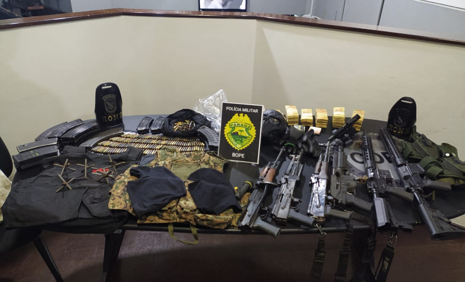 Seis fuzis e 654 munições são apreendidos por policiais militares de folga em condomínio de Colombo (PR), após confusão entre moradores