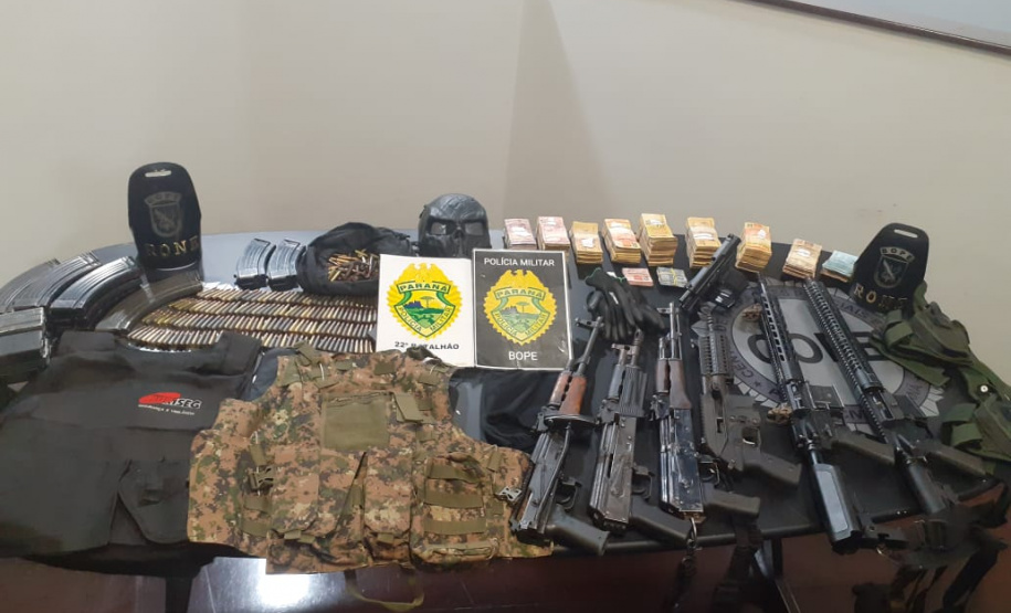 Seis fuzis e 654 munições são apreendidos por policiais militares de folga em condomínio de Colombo (PR), após confusão entre moradores