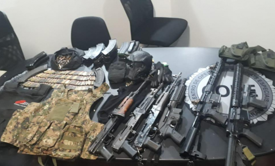 Seis fuzis e 654 munições são apreendidos por policiais militares de folga em condomínio de Colombo (PR), após confusão entre moradores