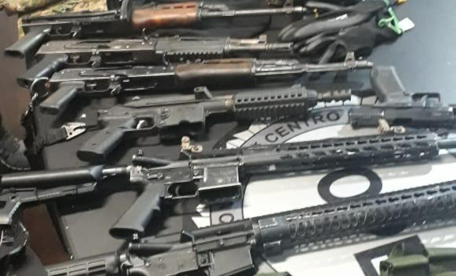 Seis fuzis e 654 munições são apreendidos por policiais militares de folga em condomínio de Colombo (PR), após confusão entre moradores