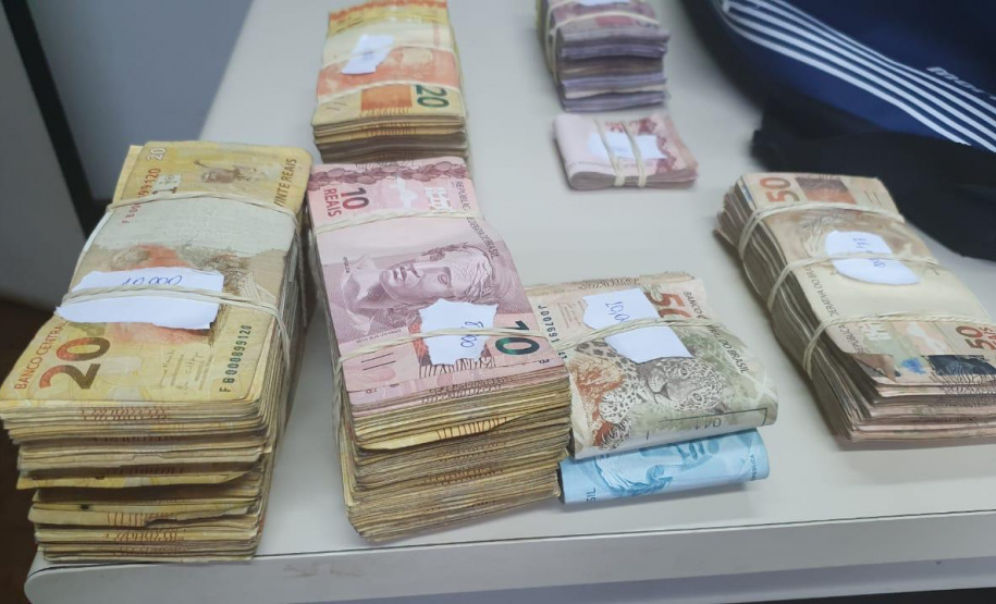 Seis fuzis e 654 munições são apreendidos por policiais militares de folga em condomínio de Colombo (PR), após confusão entre moradores