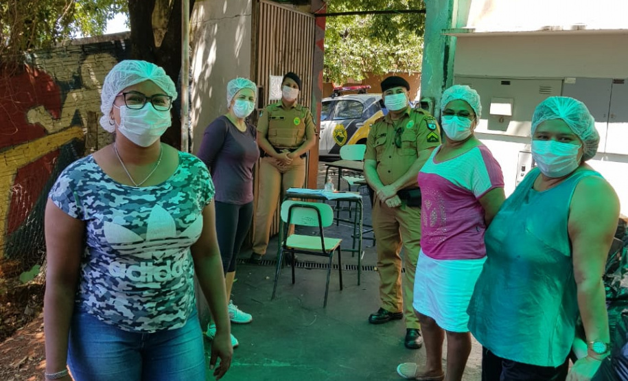 Entrega de merendas escolares para famílias são acompanhadas por policiais militares em todo o estado