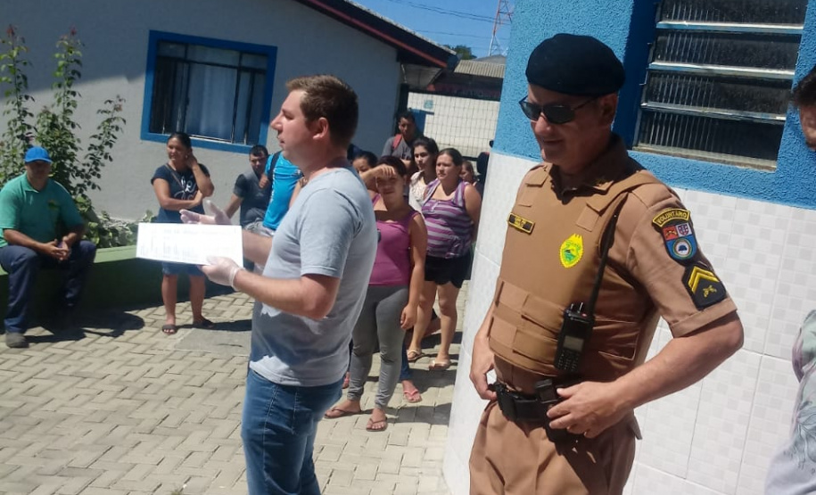 Entrega de merendas escolares para famílias são acompanhadas por policiais militares em todo o estado