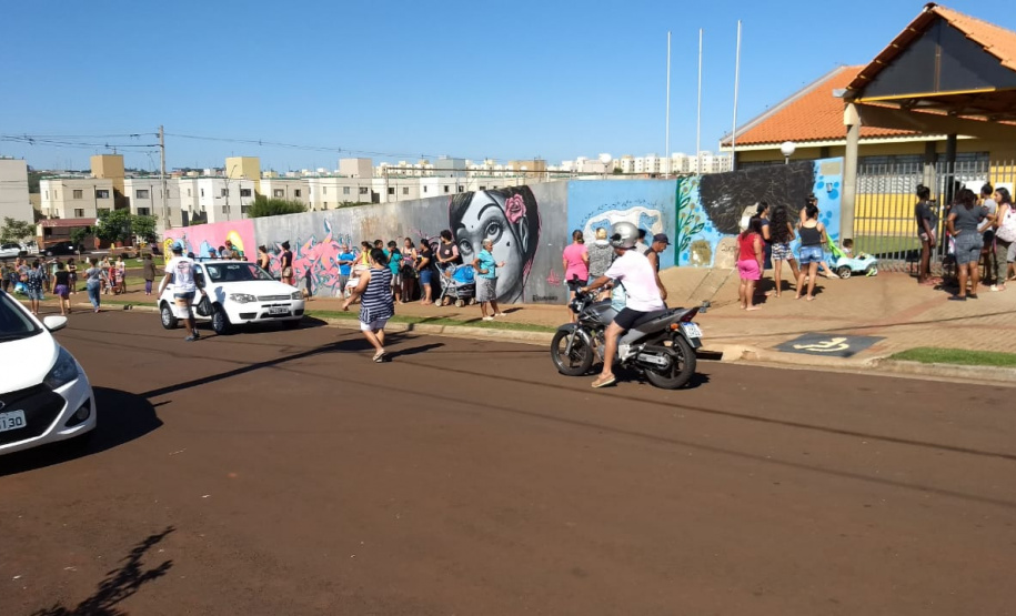 Entrega de merendas escolares para famílias são acompanhadas por policiais militares em todo o estado