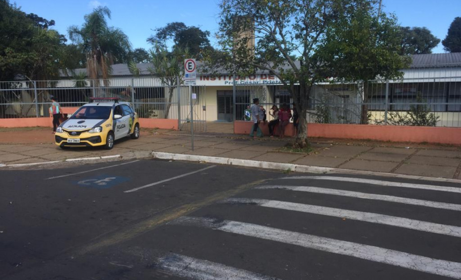 Entrega de merendas escolares para famílias são acompanhadas por policiais militares em todo o estado
