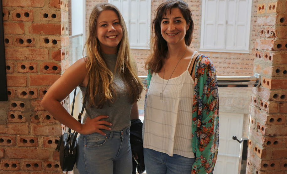 PMPR Encontro Cultural no Cine Passeio em Curitiba marca homenagem da PM ao Dia Internacional da Mulher 06/03/2020 - 17:14  Marcia Santos  Jornalista Responsável  Policiais e bombeiras militares tiveram uma manhã repleta de cultura e dedicada apenas a elas, em comemoração ao Dia Internacional da Mulher, comemorado no dia 10 de março. As oficiais e praças da Polícia Militar e do Corpo de Bombeiros, além das servidoras civis que trabalharam nos quartéis puderam desfrutar de um tour pelo Cine Passeio e assist