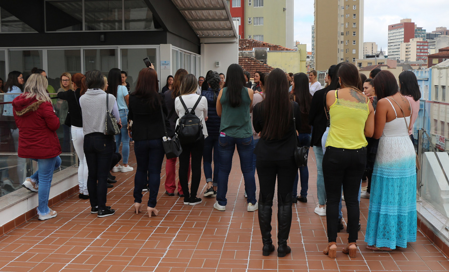 PMPR Encontro Cultural no Cine Passeio em Curitiba marca homenagem da PM ao Dia Internacional da Mulher 06/03/2020 - 17:14  Marcia Santos  Jornalista Responsável  Policiais e bombeiras militares tiveram uma manhã repleta de cultura e dedicada apenas a elas, em comemoração ao Dia Internacional da Mulher, comemorado no dia 10 de março. As oficiais e praças da Polícia Militar e do Corpo de Bombeiros, além das servidoras civis que trabalharam nos quartéis puderam desfrutar de um tour pelo Cine Passeio e assist