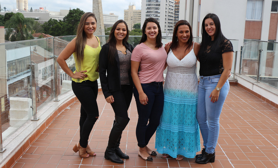 PMPR Encontro Cultural no Cine Passeio em Curitiba marca homenagem da PM ao Dia Internacional da Mulher 06/03/2020 - 17:14  Marcia Santos  Jornalista Responsável  Policiais e bombeiras militares tiveram uma manhã repleta de cultura e dedicada apenas a elas, em comemoração ao Dia Internacional da Mulher, comemorado no dia 10 de março. As oficiais e praças da Polícia Militar e do Corpo de Bombeiros, além das servidoras civis que trabalharam nos quartéis puderam desfrutar de um tour pelo Cine Passeio e assist