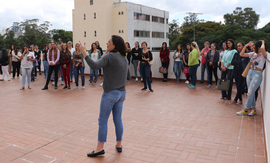 PMPR Encontro Cultural no Cine Passeio em Curitiba marca homenagem da PM ao Dia Internacional da Mulher 06/03/2020 - 17:14  Marcia Santos  Jornalista Responsável  Policiais e bombeiras militares tiveram uma manhã repleta de cultura e dedicada apenas a elas, em comemoração ao Dia Internacional da Mulher, comemorado no dia 10 de março. As oficiais e praças da Polícia Militar e do Corpo de Bombeiros, além das servidoras civis que trabalharam nos quartéis puderam desfrutar de um tour pelo Cine Passeio e assist