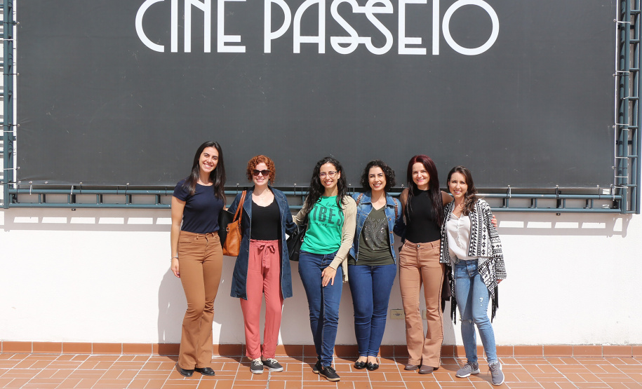 PMPR Encontro Cultural no Cine Passeio em Curitiba marca homenagem da PM ao Dia Internacional da Mulher 06/03/2020 - 17:14  Marcia Santos  Jornalista Responsável  Policiais e bombeiras militares tiveram uma manhã repleta de cultura e dedicada apenas a elas, em comemoração ao Dia Internacional da Mulher, comemorado no dia 10 de março. As oficiais e praças da Polícia Militar e do Corpo de Bombeiros, além das servidoras civis que trabalharam nos quartéis puderam desfrutar de um tour pelo Cine Passeio e assist