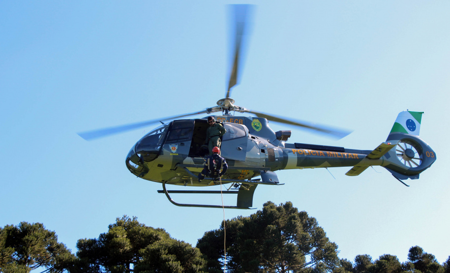 Uma mulher e dois adolescentes foram resgatados na Ilha do mel pelo helicóptero do BPMOA