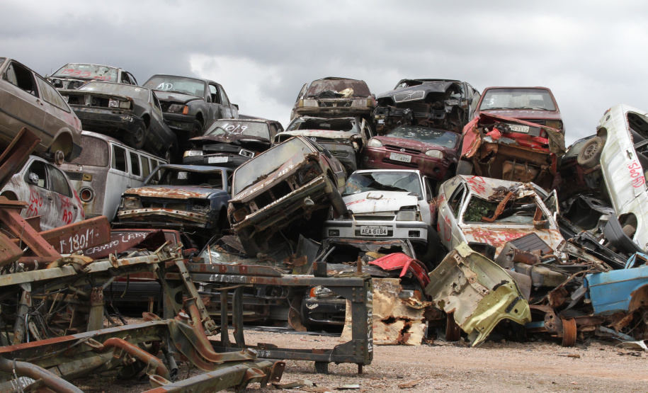 Polícia Civil faz leilão veículos e sucatas inservíveis em Cascavel