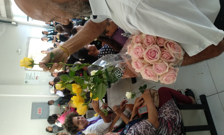 Policiais militares homenageiam mulheres com música em Apucarana (PR), no Norte do estado