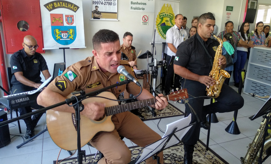 Policiais militares homenageiam mulheres com música em Apucarana (PR), no Norte do estado
