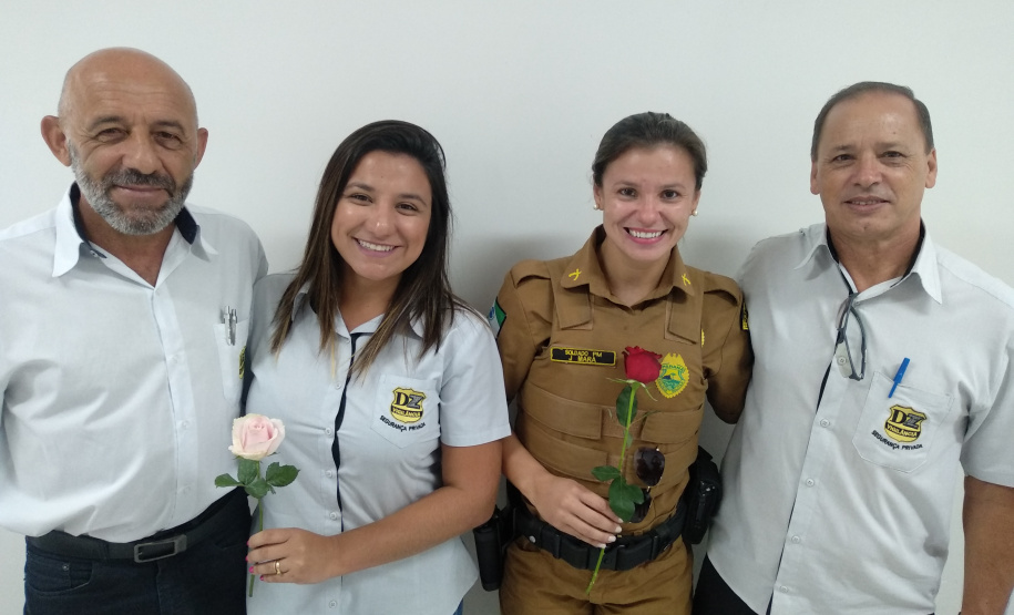 Policiais militares homenageiam mulheres com música em Apucarana (PR), no Norte do estado
