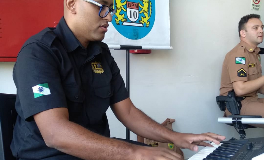 Policiais militares homenageiam mulheres com música em Apucarana (PR), no Norte do estado