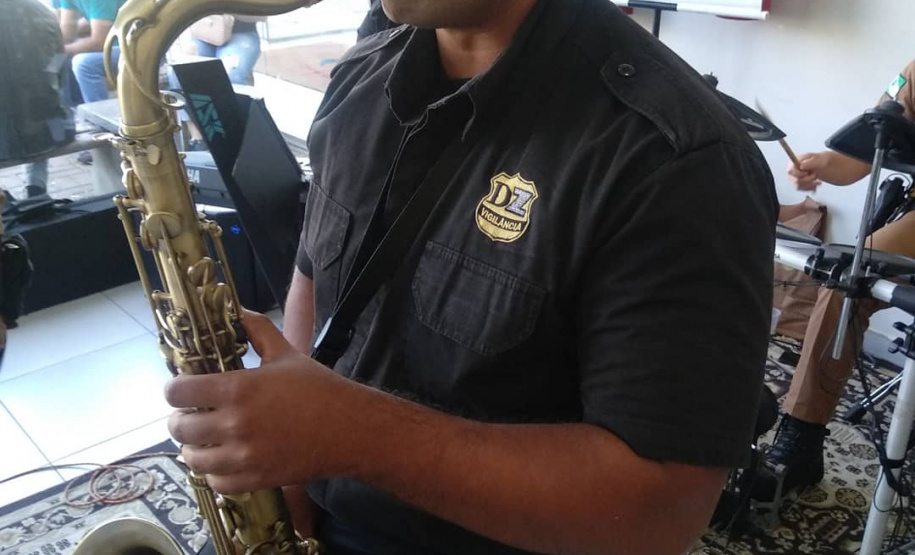 Policiais militares homenageiam mulheres com música em Apucarana (PR), no Norte do estado