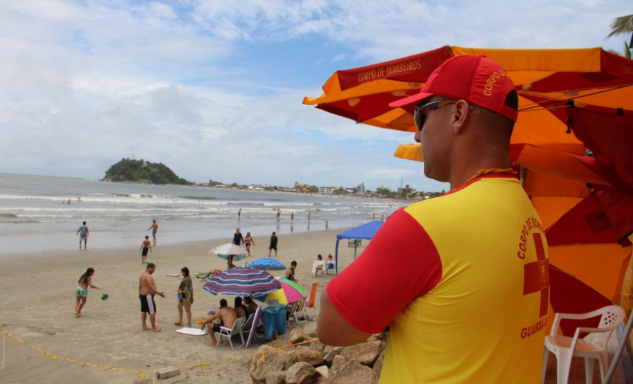 Bombeiros resgatam homem que foi arrastado pelo mar em Pontal do Paraná (PR)