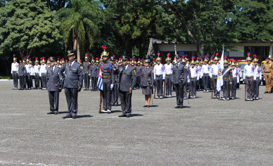 Secretário de Segurança recebe medalha de Mérito de Ensino na comemoração dos 49 anos da Academia Policial Militar do Guatupê