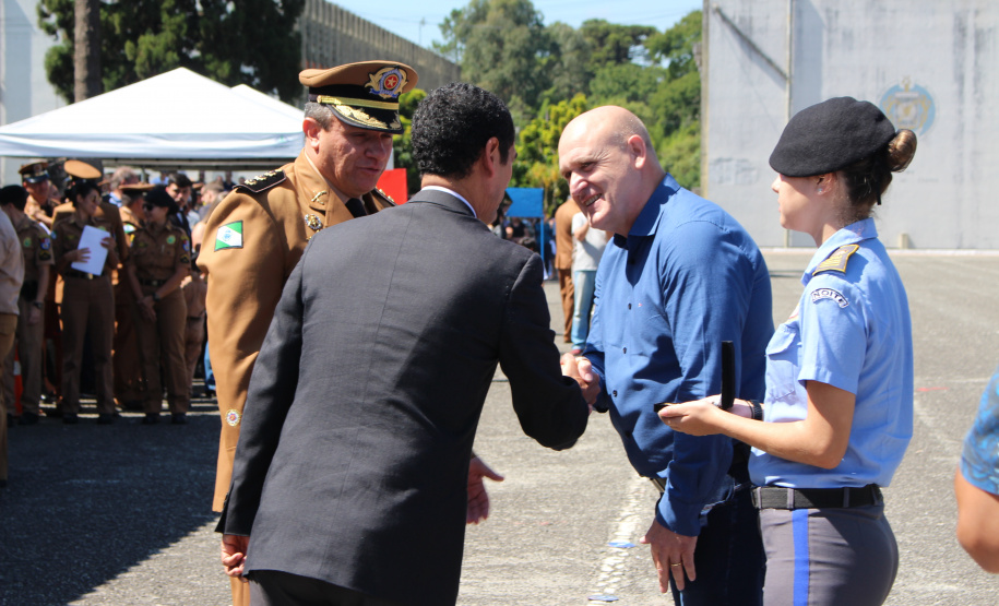 Secretário de Segurança recebe medalha de Mérito de Ensino na comemoração dos 49 anos da Academia Policial Militar do Guatupê
