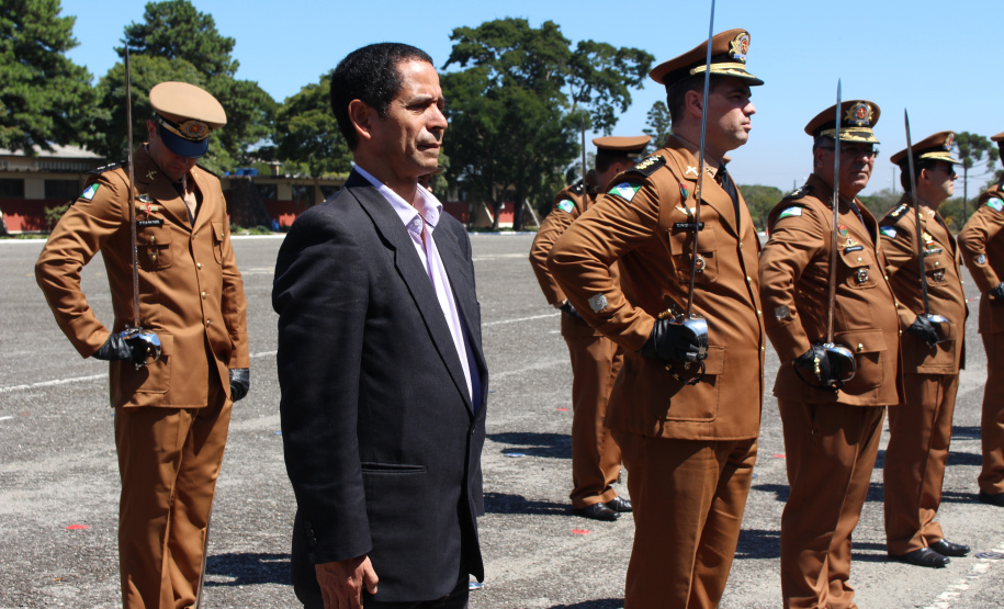 Secretário de Segurança recebe medalha de Mérito de Ensino na comemoração dos 49 anos da Academia Policial Militar do Guatupê