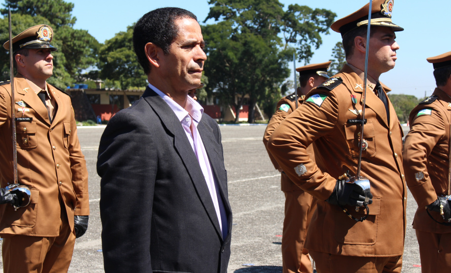 Secretário de Segurança recebe medalha de Mérito de Ensino na comemoração dos 49 anos da Academia Policial Militar do Guatupê