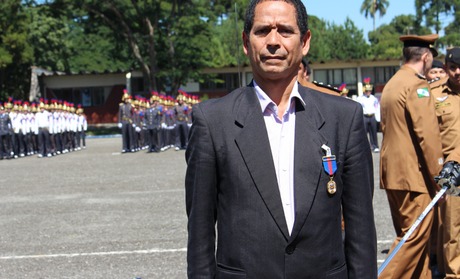 Secretário de Segurança recebe medalha de Mérito de Ensino na comemoração dos 49 anos da Academia Policial Militar do Guatupê