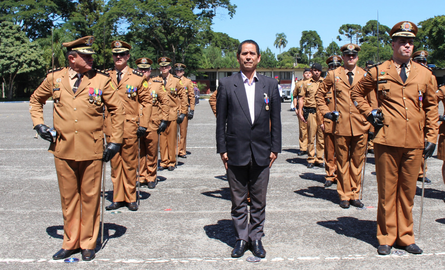 Secretário de Segurança recebe medalha de Mérito de Ensino na comemoração dos 49 anos da Academia Policial Militar do Guatupê