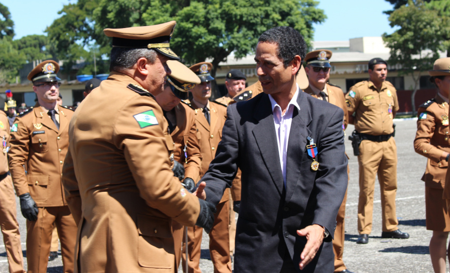 Secretário de Segurança recebe medalha de Mérito de Ensino na comemoração dos 49 anos da Academia Policial Militar do Guatupê