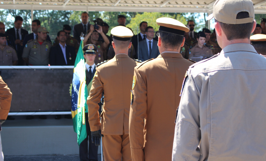 Secretário de Segurança recebe medalha de Mérito de Ensino na comemoração dos 49 anos da Academia Policial Militar do Guatupê
