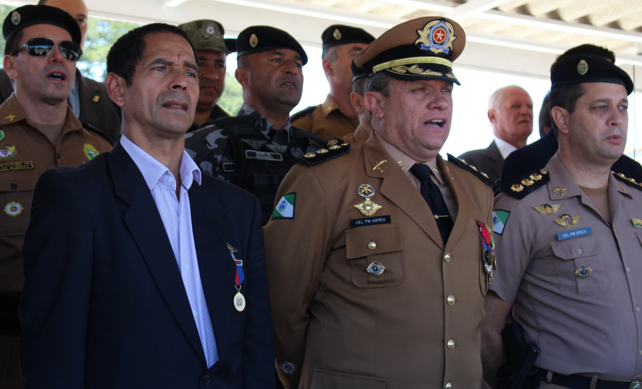 Secretário de Segurança recebe medalha de Mérito de Ensino na comemoração dos 49 anos da Academia Policial Militar do Guatupê