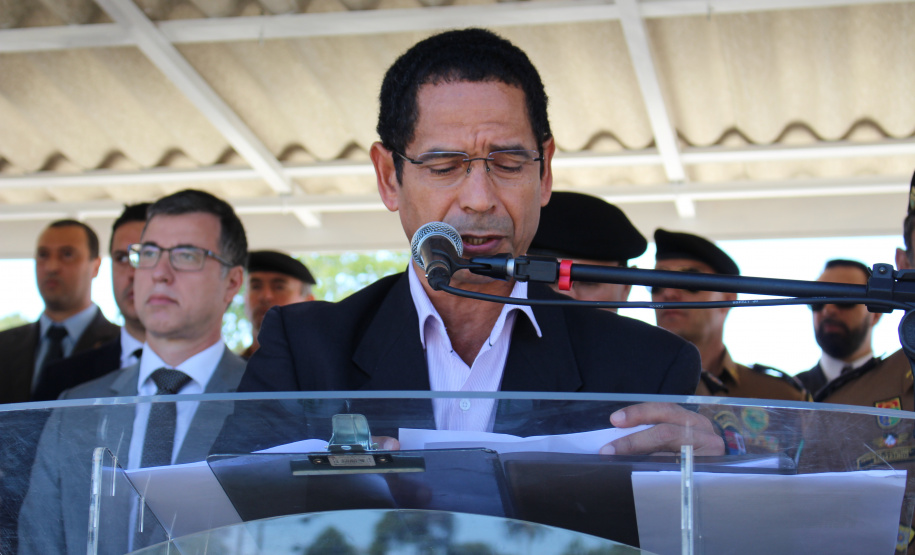 Secretário de Segurança recebe medalha de Mérito de Ensino na comemoração dos 49 anos da Academia Policial Militar do Guatupê