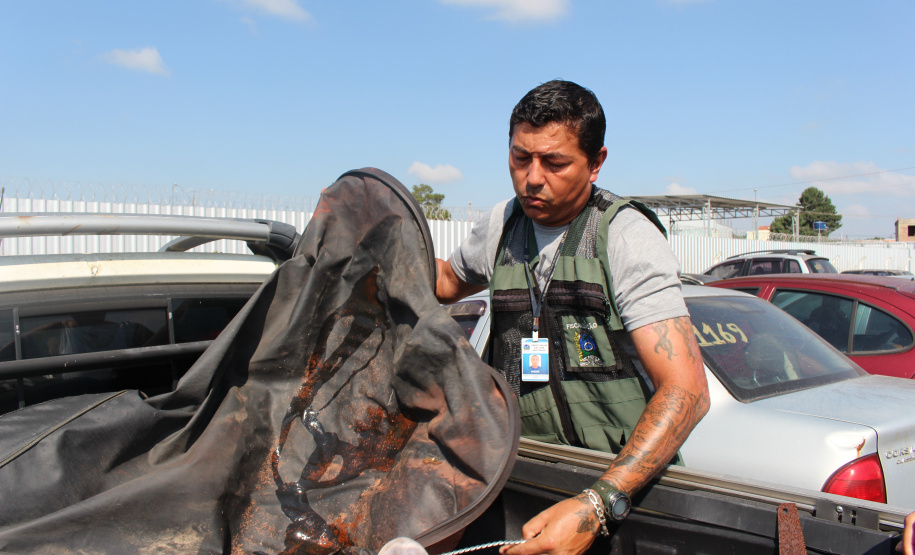 Polícia Civil e Vigilância Sanitária fazem ação contra a dengue no pátio de veículos apreendidos, em São José dos Pinhais