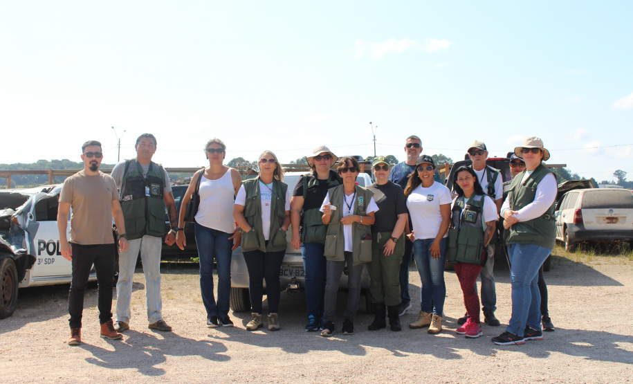 Polícia Civil e Vigilância Sanitária fazem ação contra a dengue no pátio de veículos apreendidos, em São José dos PinhaisSESP