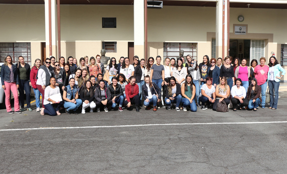 PMPR Encontro Cultural no Cine Passeio em Curitiba marca homenagem da PM ao Dia Internacional da Mulher 06/03/2020 - 17:14  Marcia Santos  Jornalista Responsável  Policiais e bombeiras militares tiveram uma manhã repleta de cultura e dedicada apenas a elas, em comemoração ao Dia Internacional da Mulher, comemorado no dia 10 de março. As oficiais e praças da Polícia Militar e do Corpo de Bombeiros, além das servidoras civis que trabalharam nos quartéis puderam desfrutar de um tour pelo Cine Passeio e assist