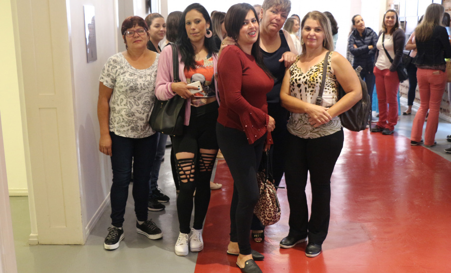 PMPR Encontro Cultural no Cine Passeio em Curitiba marca homenagem da PM ao Dia Internacional da Mulher 06/03/2020 - 17:14  Marcia Santos  Jornalista Responsável  Policiais e bombeiras militares tiveram uma manhã repleta de cultura e dedicada apenas a elas, em comemoração ao Dia Internacional da Mulher, comemorado no dia 10 de março. As oficiais e praças da Polícia Militar e do Corpo de Bombeiros, além das servidoras civis que trabalharam nos quartéis puderam desfrutar de um tour pelo Cine Passeio e assist