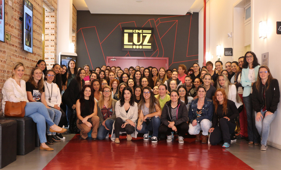 PMPR Encontro Cultural no Cine Passeio em Curitiba marca homenagem da PM ao Dia Internacional da Mulher 06/03/2020 - 17:14  Marcia Santos  Jornalista Responsável  Policiais e bombeiras militares tiveram uma manhã repleta de cultura e dedicada apenas a elas, em comemoração ao Dia Internacional da Mulher, comemorado no dia 10 de março. As oficiais e praças da Polícia Militar e do Corpo de Bombeiros, além das servidoras civis que trabalharam nos quartéis puderam desfrutar de um tour pelo Cine Passeio e assist