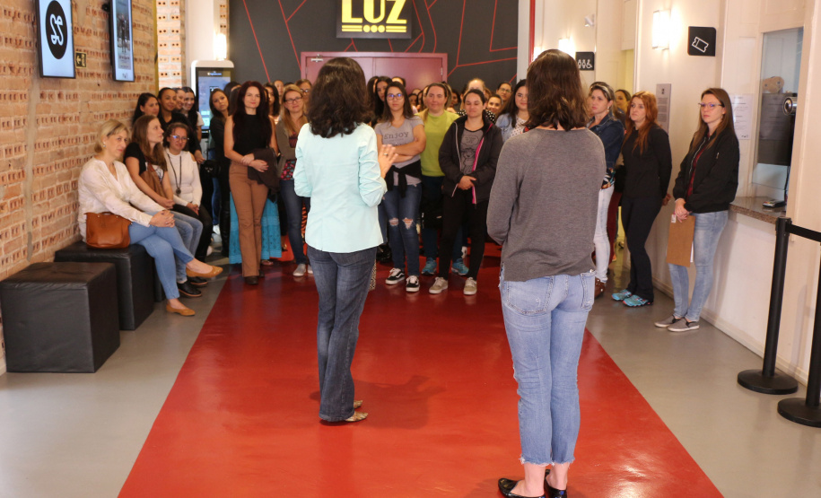 PMPR Encontro Cultural no Cine Passeio em Curitiba marca homenagem da PM ao Dia Internacional da Mulher 06/03/2020 - 17:14  Marcia Santos  Jornalista Responsável  Policiais e bombeiras militares tiveram uma manhã repleta de cultura e dedicada apenas a elas, em comemoração ao Dia Internacional da Mulher, comemorado no dia 10 de março. As oficiais e praças da Polícia Militar e do Corpo de Bombeiros, além das servidoras civis que trabalharam nos quartéis puderam desfrutar de um tour pelo Cine Passeio e assist