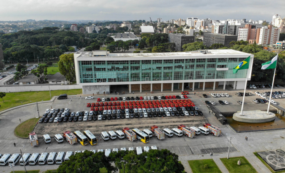 O governador Carlos Massa Ratinho Junior entregou nesta quarta-feira (18) 200 novas viaturas para as forças de segurança pública. O investimento de R$ 33 milhões contempla a Polícia Militar, a Polícia Civil e o Corpo de Bombeiros. A entrega é parte de um amplo pacote de novos veículos para a renovação da frota estadual e tem como intuito primordial combater a violência e agilizar os serviços administrativos. Nesse momento, no entanto, os veículos vão apoiar ações em conjunto com a sociedade civil para conte