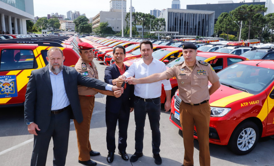 O governador Carlos Massa Ratinho Junior entregou nesta quarta-feira (18) 200 novas viaturas para as forças de segurança pública. O investimento de R$ 33 milhões contempla a Polícia Militar, a Polícia Civil e o Corpo de Bombeiros. A entrega é parte de um amplo pacote de novos veículos para a renovação da frota estadual e tem como intuito primordial combater a violência e agilizar os serviços administrativos. Nesse momento, no entanto, os veículos vão apoiar ações em conjunto com a sociedade civil para conte