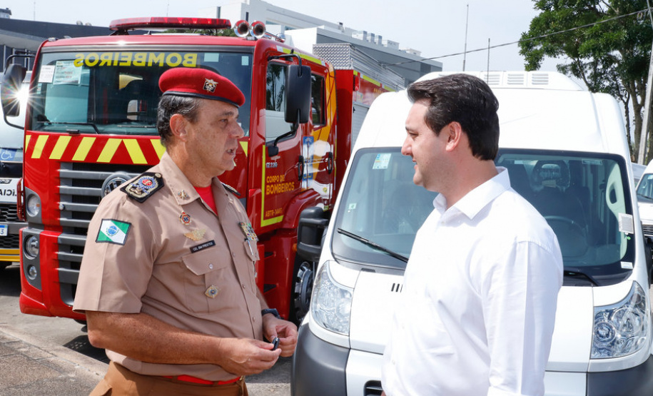 O governador Carlos Massa Ratinho Junior entregou nesta quarta-feira (18) 200 novas viaturas para as forças de segurança pública. O investimento de R$ 33 milhões contempla a Polícia Militar, a Polícia Civil e o Corpo de Bombeiros. A entrega é parte de um amplo pacote de novos veículos para a renovação da frota estadual e tem como intuito primordial combater a violência e agilizar os serviços administrativos. Nesse momento, no entanto, os veículos vão apoiar ações em conjunto com a sociedade civil para conte